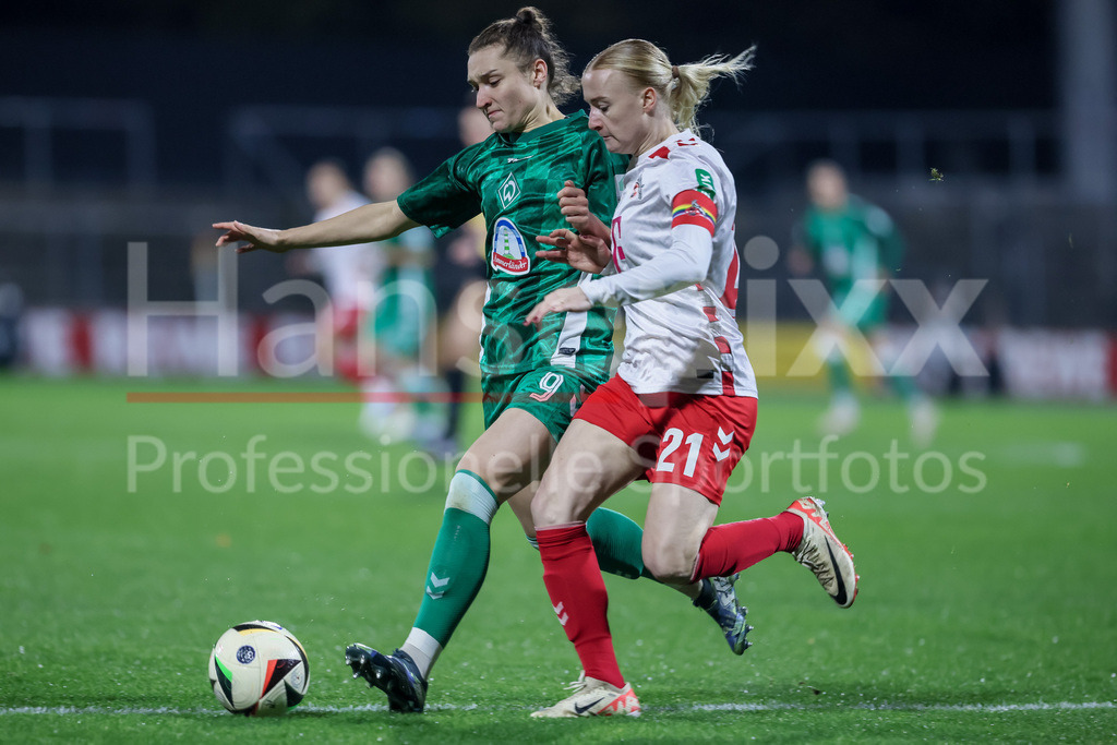 Fussball, Google Pixel Frauen-Bundesliga, 1. FC Köln - SV Werder Bremen | v.li.: Sophie Weidauer (SV Werder Bremen, 9) und Anna Gerhardt (1. FC Köln, 21) im Zweikampf, Duell, Dynamik, Aktion, Action, Spielszene, DIE DFB-RICHTLINIEN UNTERSAGEN JEGLICHE NUTZUNG VON FOTOS ALS SEQUENZBILDER UND/ODER VIDEOÄHNLICHE FOTOSTRECKEN. DFB REGULATIONS PROHIBIT ANY USE OF PHOTOGRAPHS AS IMAGE SEQUENCES AND/OR QUASI-VIDEO.