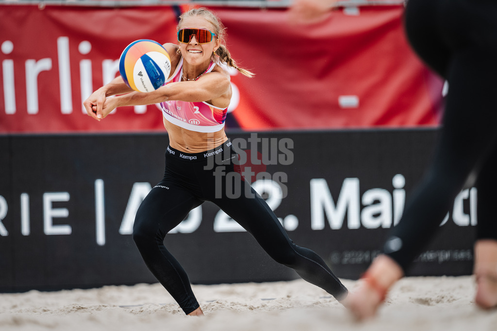 Sportart | Geschlecht | Saison 2022/2023 | Liga | Team1 vs. Team2 | TT.MM.JJJJ | Paula Schürholz nimmt den Ball an