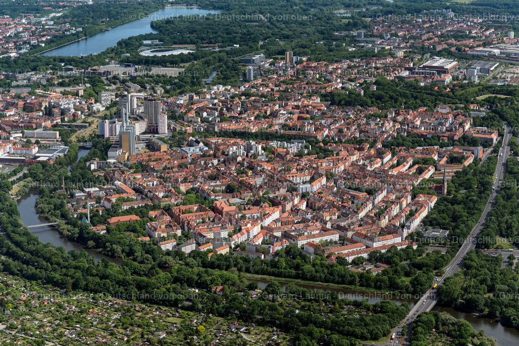 4030909 | HANNOVER 02.06.2020 Stadtteil Linden - Nord im Stadtgebiet im Ortsteil Linden-Limmer mit der römisch-katholischen St. Benno Kirche in Hannover im Bundesland Niedersachsen, Deutschland. Weiterführende Informationen bei: Hannover.de Internet Gesellschaft mit beschränkter Haftung. // District Linden - Nord in the city in the district Linden-Limmer in Hannover in the state Lower Saxony, Germany. Further information at: Hannover.de Internet Gesellschaft mit beschraenkter Haftung. Foto: Gerhard Launer