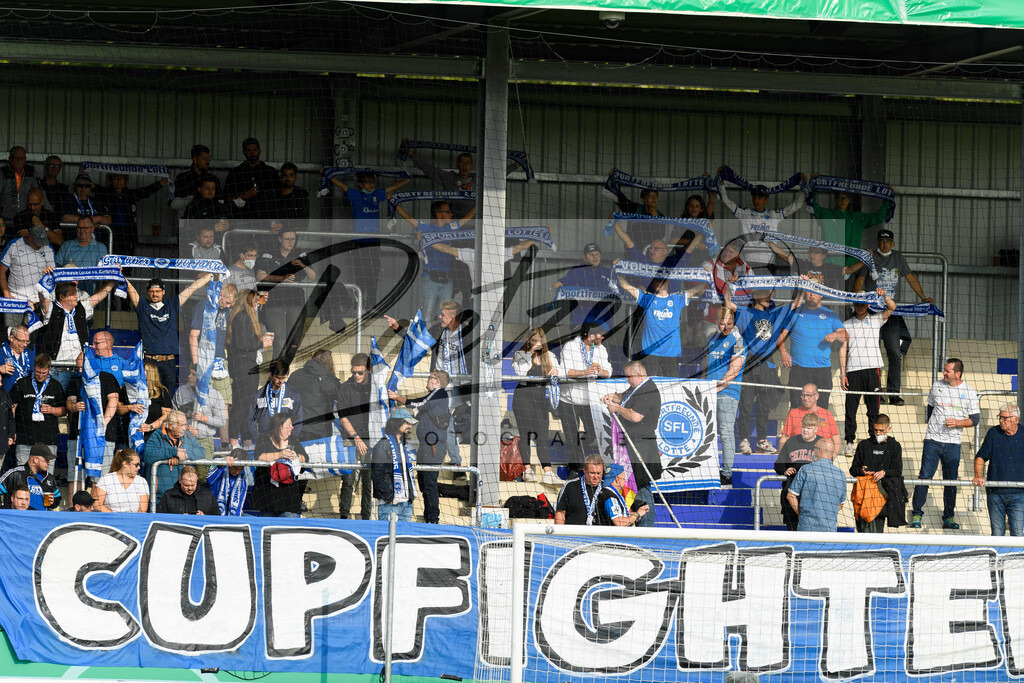 LOTKSC20210809_060 | Fussball, Herren: . Fan von Sportfreunde Lotte beim Spiel der 1. Runde im DFB-Pokal zwischen SF Lotte und Karlsruher SC im Stadion am Lotter Kreuz am 09.08.2021 in Lotte, Deutschland.DFB / DFL REGULATIONS PROHIBIT ANY USE OF PHOTOGRAPHS AS IMAGE SEQUENCES AND/OR QUASI-VIDEO. - Realisiert mit Pictrs.com
