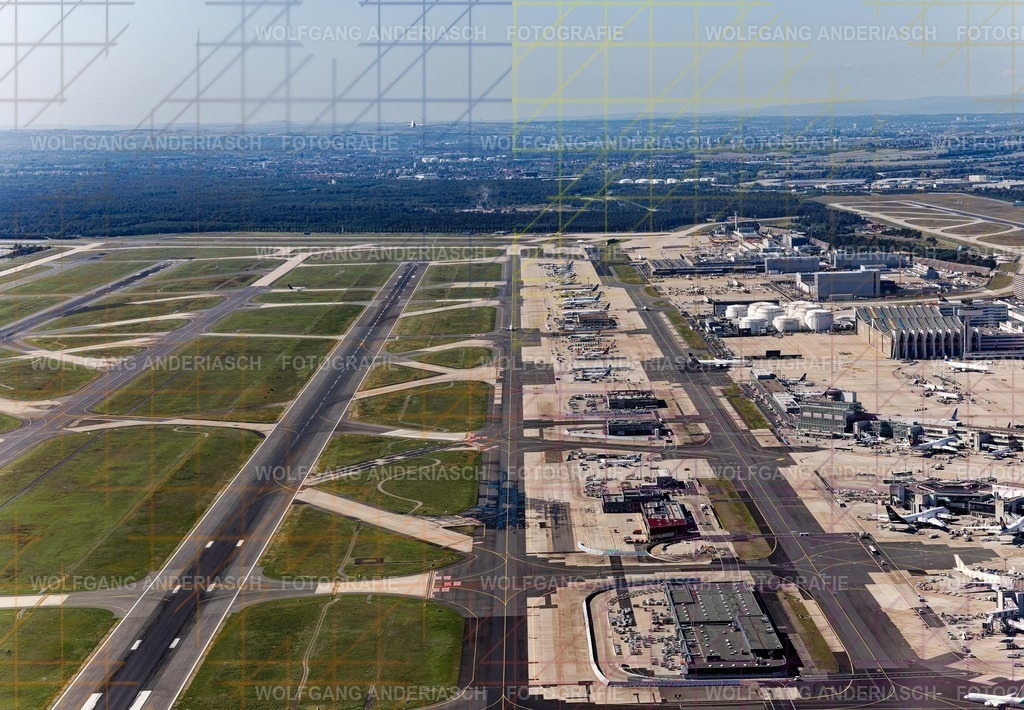 R3B_0270_wa_fra_fra_skyline_wa_finish | Der Blick aus dem Privatflugzeug öffnet den Raum über dem Frankfurt Airport. Start- und Landebahnen zeichnen klare Linien in die Landschaft, Flugzeuge wirken wie bewegte Gedanken. Ein Moment zwischen Aufbruch und Ankommen – ruhig, kraftvoll, voller Weite. Frankfurt zeigt sich hier als globales Zentrum aus der Perspektive der Freiheit.
 - Realisiert mit Pictrs.com