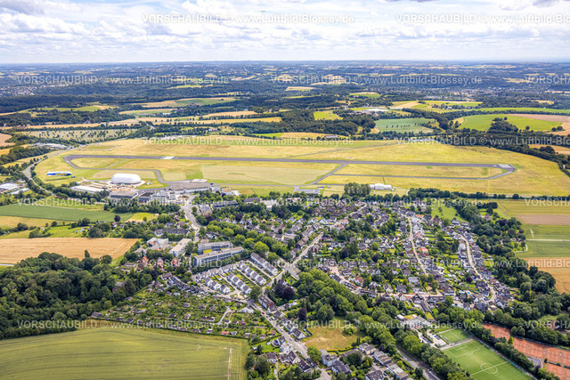 Muelheim240702530 | Luftbild, Flughafen Essen/Mülheim, Startbahn und Landebahn, Luftschiffhalle und Zeppelin Goodyear, Flughafensiedlung Raadt, Fernsicht und blauer Himmel mit Wolken, Holthausen - Südost, Mülheim an der Ruhr, Ruhrgebiet, Nordrhein-Westfalen, Deutschland