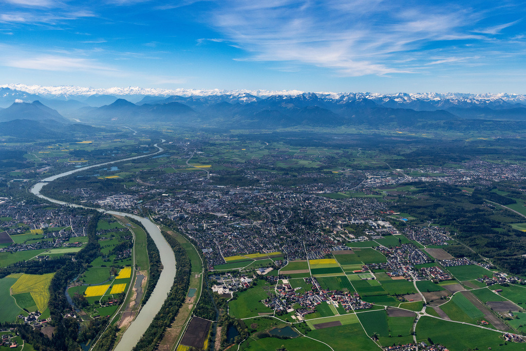 dr__0101150.jpg | ROSENHEIM 04.05.2023 Stadtgebiet mit Außenbezirken und Innenstadtbereich am Ludwigsplatz in Rosenheim mit Blick in die Alpen dem Flussverlauf des Inn folgend im Bundesland Bayern, Deutschland. // City area with outside districts and inner city area on place Ludwigsplatz in Rosenheim in the state Bavaria, Germany. Foto: Daniel Reiter