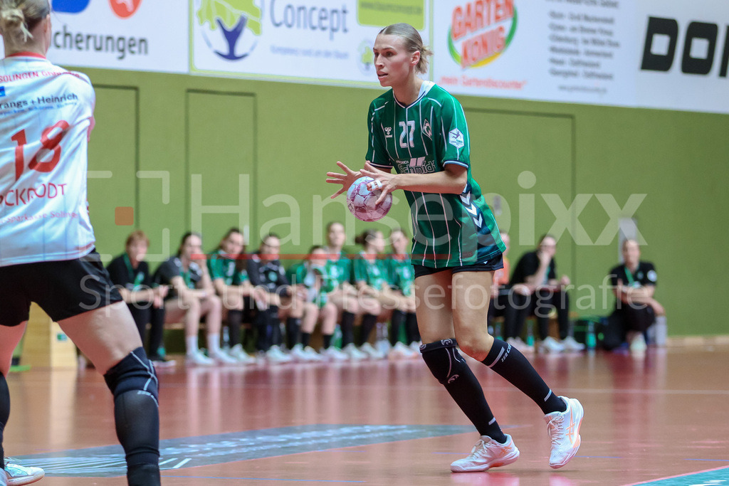 Handball, 2. Bundesliga Frauen, SV Werder Bremen - HSV Solingen-Gräfrath 76 | Emma Ruwe (SV Werder Bremen, 27) am Ball, Spielszene, Aktion, Action