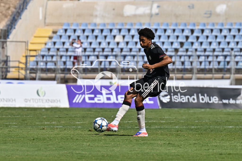Papohs FC U19 - FC Bayern München U19 | am Ball Cassiano KIALA (FCB #4) / Einzelfoto / Freisteller / UEFA Youth League: Paphos FC U19 - FC Bayern München U19; Stelios Kyriakides Stadium am 30.09.2025