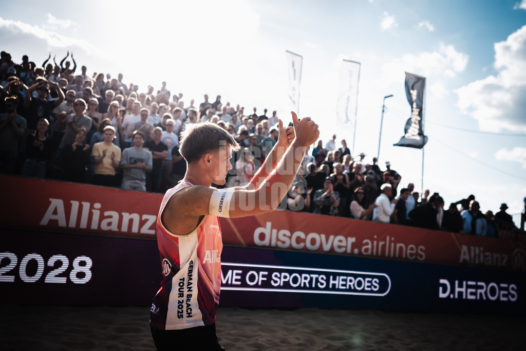 Beachvolleyball | Männer | Allianz German Beach Tour 2025 | Tourstop Düsseldorf | 16.05.2025 | Luis Kubo dankt den Zuschauern mit seinen Daumen