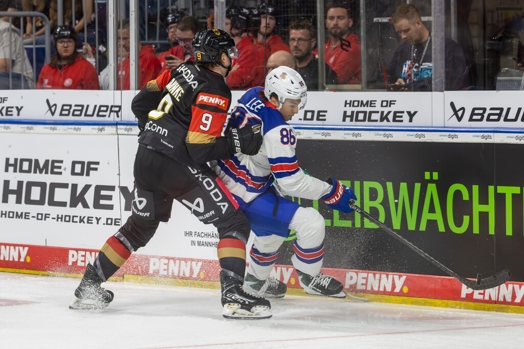 Eishockey-Länderspiel Deutschland gegen USA in Mannheim (letztes Vorbereitungsspiel vor der WM in der Schweiz) | Eishockey-Länderspiel Deutschland gegen USA in Mannheim (letztes Vorbereitungsspiel vor der WM in der Schweiz)***Ryker Lee (86, USA) und Leon Gawanke (9, Deutschland) im Kampf um den Puck - Realisiert mit Pictrs.com
