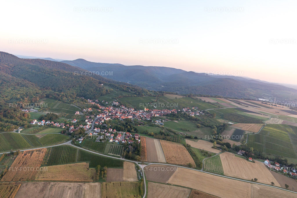 Aerial view: View of the town in Rott in the state Bas-Rhin, France.Photo: IMG_111613.jpg taken on 09/16/2018 by Werner Riehm/FLY-FOTO.comResolution of the original: 5472 x 3648 px