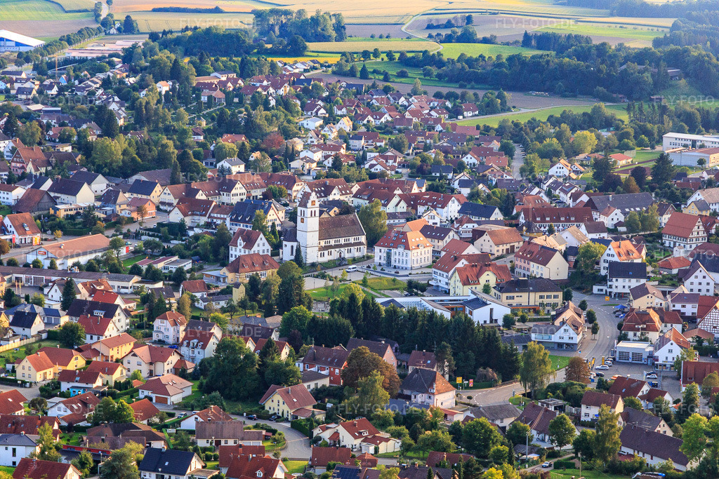 Luftbild: Ortsansicht aus Norden mit Römisch-Katholische Kirche in Ostrach im Bundesland Baden-Württemberg in Deutschland. Foto: IMG_102923.jpg vom 26.08.2017 durch Werner Riehm/FLY-FOTO.deWWW.KATH-OSTRACHTAL.DE