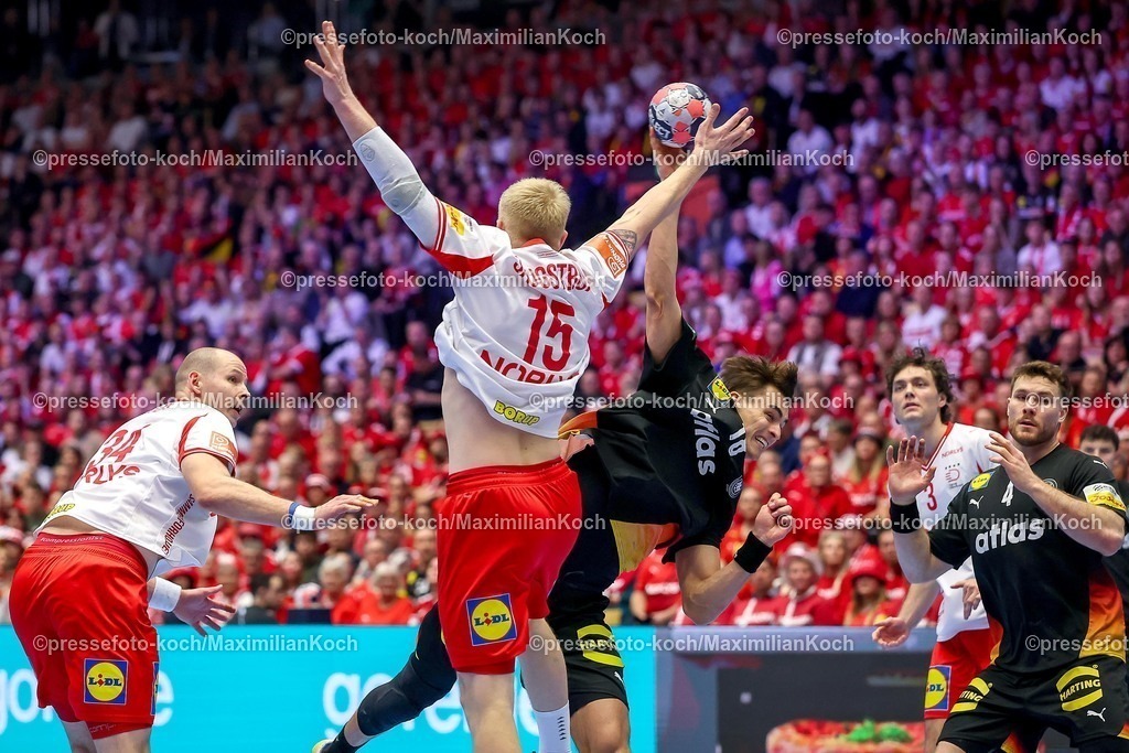EHF26012603011 | 26.01.2026, Handball, Men's EHF EURO 2026, Deutschland - Dänemark, Jyske Bank Boxen in Herning, Dänemark, Main Round:  Magnus Saugstrup Jensen (Denmark #15) im Zweikampf gegen   Julian Köster (Germany #18)