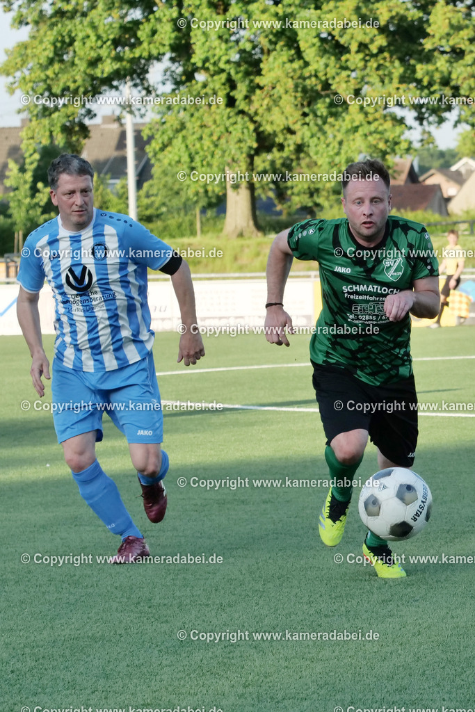 Fußball Kreispokal 25/26 Ü 32 : Spiel um Platz 3 : SV 08/29 Friedrichsfeld - SV Ringenberg AH  2 : 1 | Fußball Kreispokal 25/26 Ü 32 : Spiel um Platz 3 : SV 08/29 Friedrichsfeld - SV Ringenberg AH  2 : 1Spielort : Voerde Friedrichsfeld - Realisiert mit Pictrs.com
