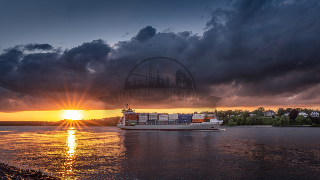 Sunset Containerschiff Amazing clouds | Exklusive Hamburg collagen, tolle Segelbilder und viele weitere tolle Motive auf Leinwand, Poster, Alu-Dibond, u.v.m. findet Ihr bei uns auf hamburgbild.de. Findet Euer Wandbild für Euer Zuhause, Büro oder die  Praxis…. - Realisiert mit Pictrs.com