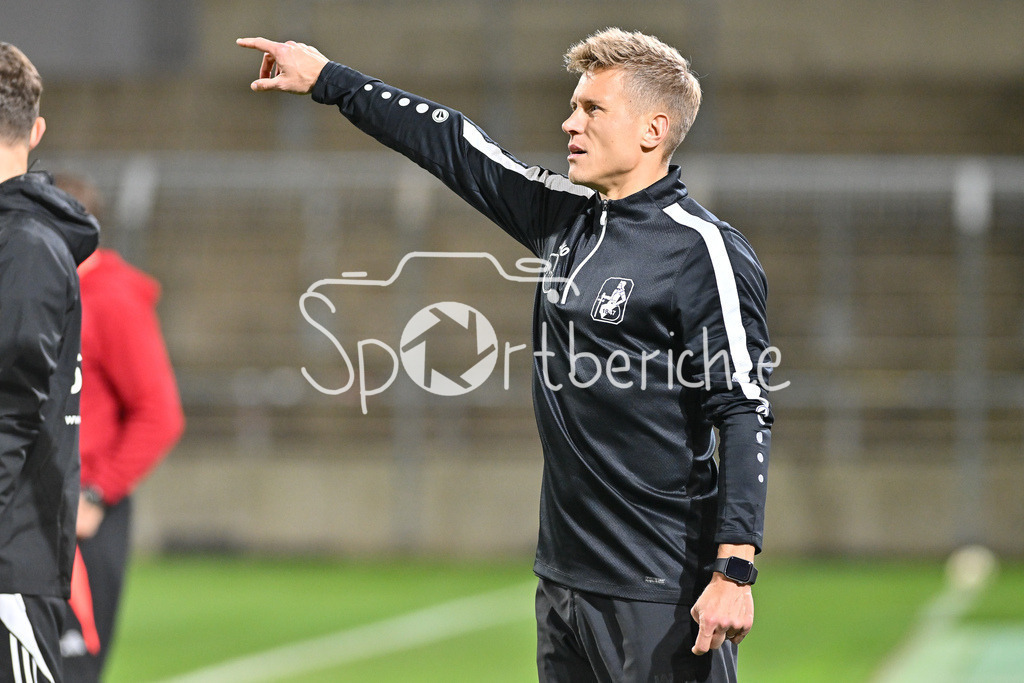 FC Bayern Amateure - TSV Schwaben Augsburg | im Bild TSV Schwaben Trainer Matthias OSTRZOLEK in Aktion / Freisteller / Einzelfoto / Regionalliga Bayern: FC Bayern Muenchen II - TSV Schwaben Augsburg, Gruenwalder Stadion am am 25.10.2024