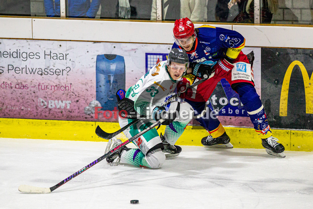 Achtelfinale Spiel 2 EC Peiting vs ESC Wohnbau Moskitos Essen | Eishockey Oberliga Süd Playoffs 2023/2024, Achtelfinale Spiel 2 EC Peiting vs ESC Wohnbau Moskitos Essen, 20240305,
Duell zwischen Niklas HANE (Moskitos 33) und Christian HANKE (ECP 13),
2024-03-05 in Peiting (Eisstadion)
13 Christian HANKE (ECP 13), 33 Niklas HANE (Moskitos 33)
Copyright: WolfgangxLindner foto-lindner.de