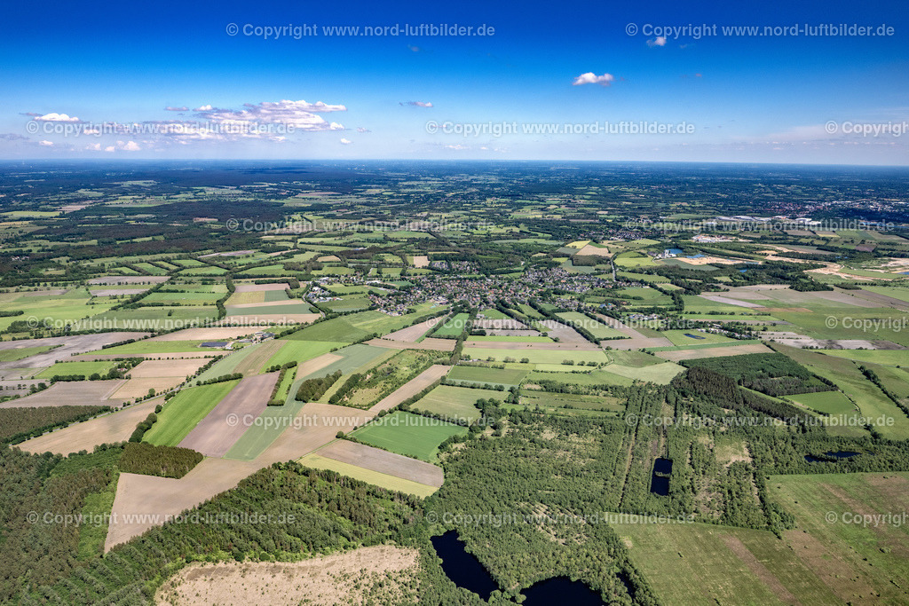 Lentföhrden_ELS_7655030622 | LENTFöHRDEN 03.06.2022 Ortsansicht der Straßen und Häuser der Wohngebiete in Lentföhrden im Bundesland Schleswig-Holstein, Deutschland. // Town View of the streets and houses of the residential areas in Lentfoehrden in the state Schleswig-Holstein, Germany. Foto: Martin Elsen