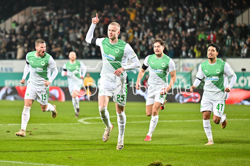 SpVgg Greuther Fürth - 1. FC Magdeburg | FUERTH, GERMANY - 06. FEBRUARY: Jubel der Fürther nach dem Treffer zum 1-0 durch Brynjar Ingo BJARNASON (SpVgg Greuther Fürth 25) / Tor / Torschuetze / Freude / Happy während dem Match zwischen der SpVgg Greuther Fürth und dem 1. FC Magdeburg am 21. Spieltag der 2. Bundesliga im Sportpark Ronhof Thomas Sommer