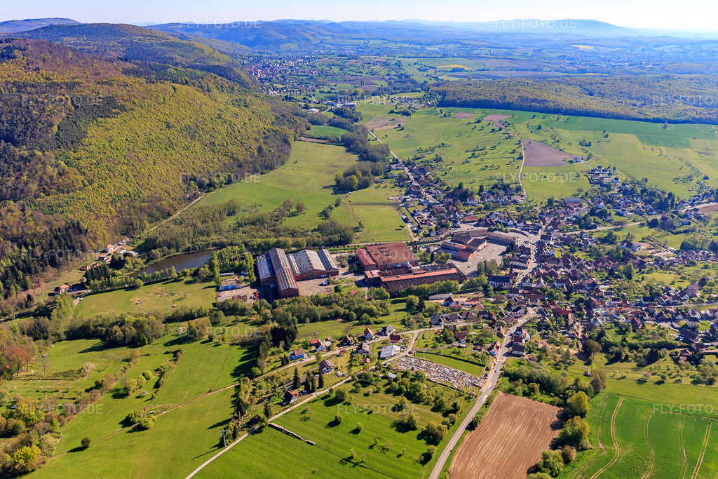 Luftbild: Firmengelände von De Dietrich von Süden in Zinswiller im Bundesland Bas-Rhin in Frankreich. – Foto: IMG_099471.jpg vom 30.04.2017 durch Werner Riehm/FLY-FOTO.de – Auflösung des Originals: 5221 x 3480 px – De Dietrich Process Systems: Chemical Process Solutions and Services