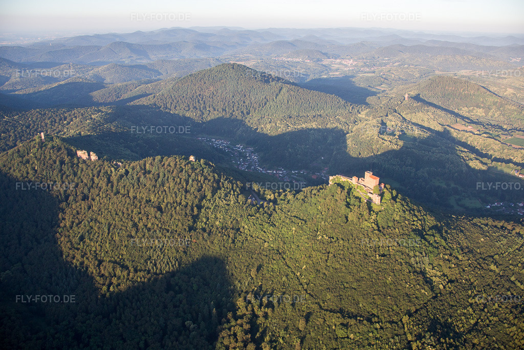 Luftbild: Burg Trifels in Annweiler am Trifels im Bundesland Rheinland-Pfalz in Deutschland. Foto: IMG_091603.jpg vom 10.07.2016 durch Werner Riehm/FLY-FOTO.de