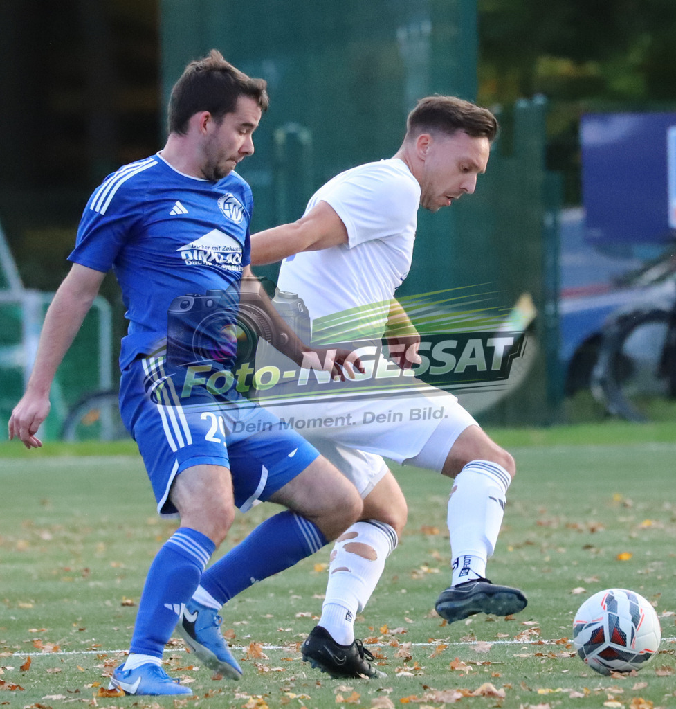 TuS Bruchmühlen - SV Enger-Westerenger | Auf dem Bild zu sehen: weiß TuS Bruchmühlen: Kevin Joerend ; blau SV Enger-Westerenger: Daniel WolterTuS Bruchmühlen, SV Enger-Westerenger, Saison 25/26, Kreisliga A, Bruchmühlen, Deutschland - Realisiert mit Pictrs.com