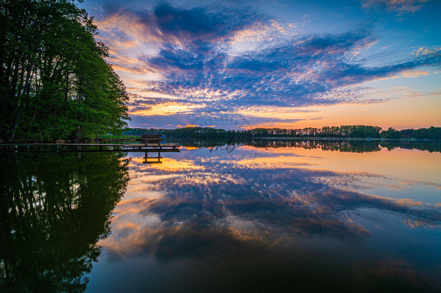 Spiegelung von Wolken im See | Professionelle Natur- & Landschaftsfotos als Poster, auf Leinwand & viele mehr. Wähle aus einer Vielzahl an Formaten & Materialien Dein perfektes Bild. - Realisiert mit Pictrs.com
