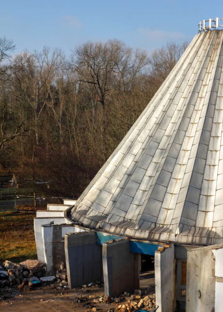 Raumflug-Planetarium Halle | Das Raumflug-Planetarium „Sigmund Jähn“ von 1978 in Halle auf der Peißnitzinsel wurde mehrere Male durch Hochwasser der Saale beschädigt und 2018 abgerissen.  - Realisiert mit Pictrs.com