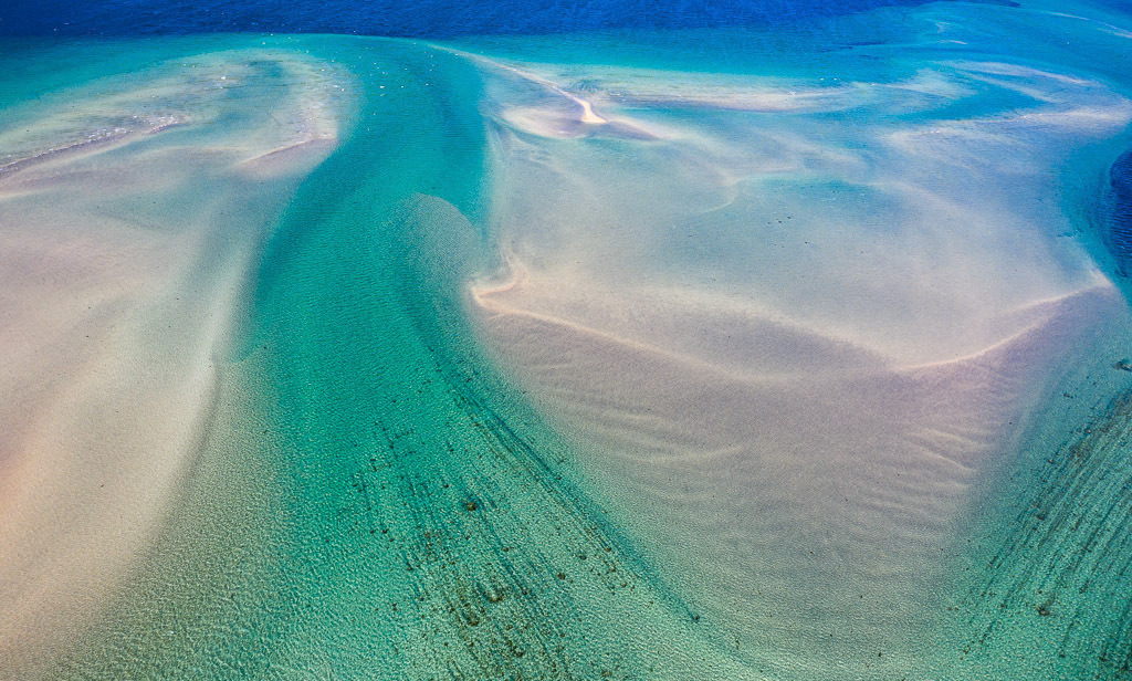 island-DJI_0863 | Önundarfjörður ist ein Fjord in den Westfjorden (Vestfirðir), einer Halbinsel im Nordwesten von Island. Nur aus der Vogelperspektive ist die ausgedehnte Sandbank im Inneren des Fjords zu erkennen, an dessen Nordufer der kleine Ort Flateyri liegt. - Realisiert mit Pictrs.com