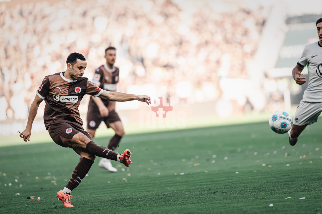 Fußball | Männer | Saison 2024/2025  | Fußball-Bundesliga | 8. Spieltag | FC St. Pauli vs. VfL Wolfsburg | 26.10.2024 | Manolis Saliakas (#2, FC St. Pauli) schießt den Ball