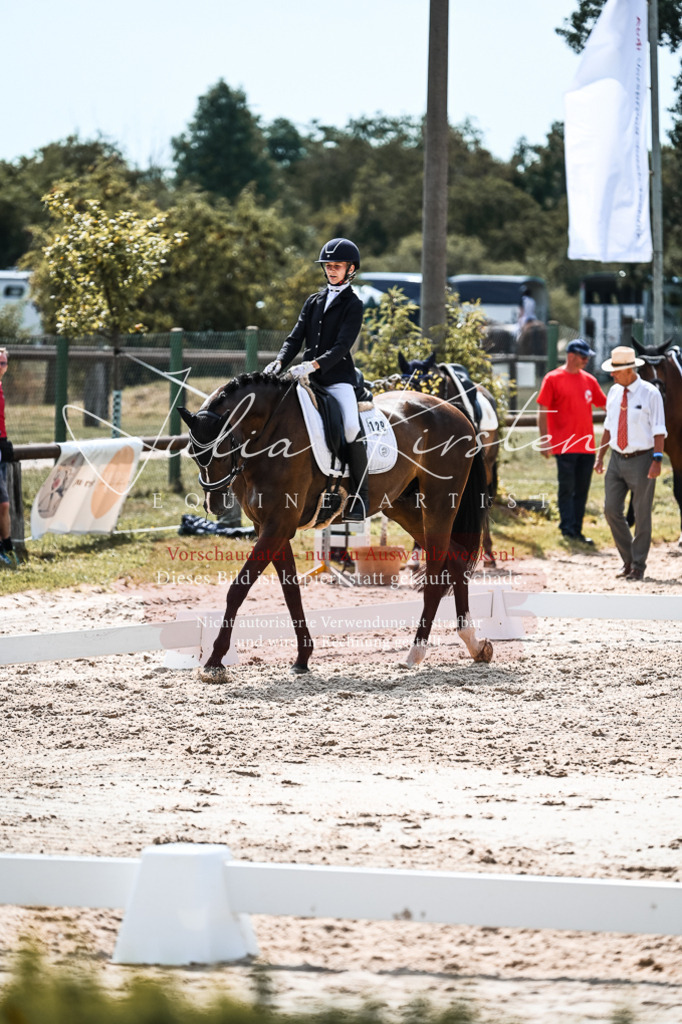DSC_5196 | Pferde- und Turnierfotografie in Westsachsen. Pferdeportraits, Auftragszeichnungen und intuitive Kunst.