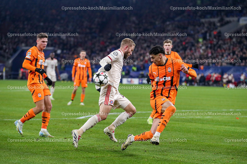 UCL10122402246 | 10.12.2024, Fußball, UEFA Champions League, Schachtar Donezk - FC Bayern München, Arena AufSchalke Gelsenkirchen, 8. Spieltag Saison 2024 2025: Konrad Laimer (Bayern #27) im Zweikampf gegen Alaa Ghram (Schachtar Donezk #18)DFB regulations prohibit any use of photographs as image sequences and or quasi-video.