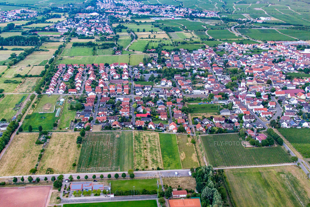 Luftbild: Ortsansicht von Osten in Niederkirchen bei Deidesheim im Bundesland Rheinland-Pfalz in Deutschland. Foto: IMG_69278.jpg vom 24.06.2014 durch Werner Riehm/FLY-FOTO.de