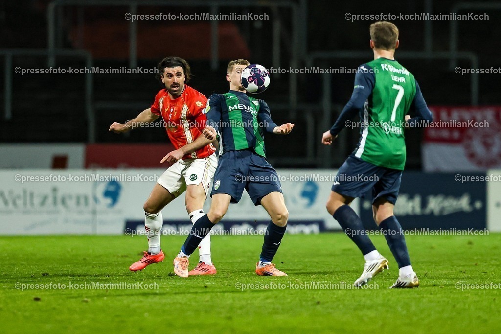 xKWIx13022601036 | 13.02.2026, xKWIx, Fußball, Regionalliga West, SC Fortuna Köln - FC Gütersloh, Südstadion: Luis Frieling (FC Gütersloh #21) im Zweikampf gegen David Haider Al-Azzawe (SC Fortuna Köln #15) Photo: xKamilxWilkowskixPressefotoKochx