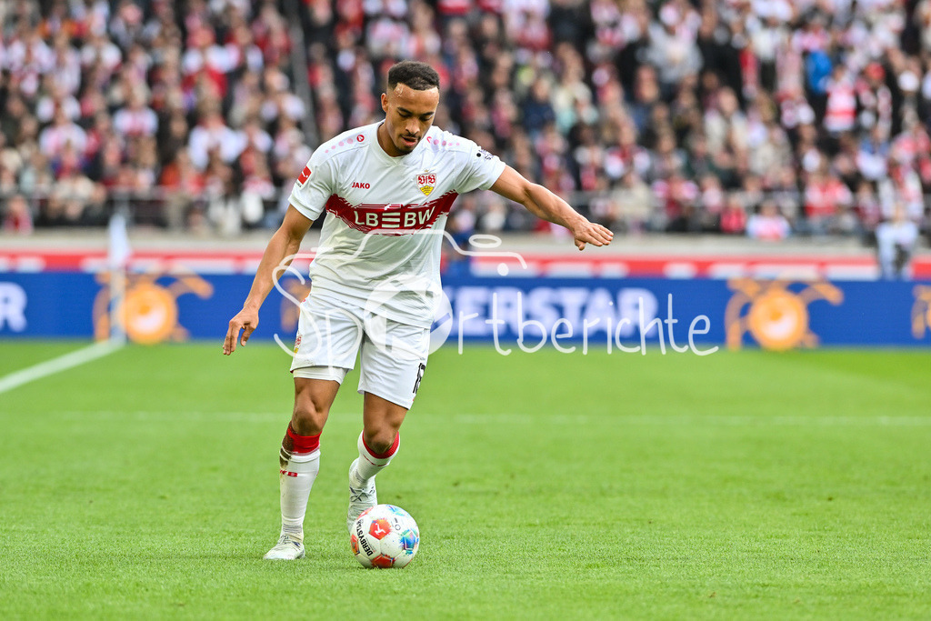 VfB Stuttgart - VfL Wolfsburg | STUTTGART, DEUTSCHLAND - 01. MÄRZ: am Ball Jamie LEWELING (VfB Stuttgart 18) / Einzelfoto / Freisteller während dem Bundesligamatch zwischen dem VfB Stuttgart und dem VfL Wolfsburg am 24. Spieltag in der MHP-Arena / DFL REGULATIONS PROHIBIT ANY USE OF PHOTOGRAPHS AS IMAGE SEQUENCES AND/OR QUASI-VIDEO