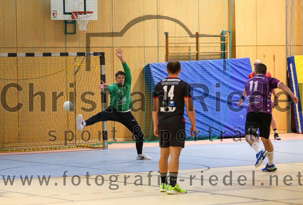 2024-09-21_034_SpVgg_Altenerding_gegen_TSV_1861_Mainburg | Erding, Deutschland, 21.09.2024:Handball, Bezirksoberliga Männer 2024 / 2025, 1. Spieltag, SpVgg Altenerding gegen TSV 1861 Mainburg, Endergebnis: 36:20Torwart Hannes Möser (TSV 1861 Mainburg, #1), Maximilian Altmann (TSV 1861 Mainburg, #14), Christian Loris (SpVgg Altenerding, #11)Foto: Christian Riedel / fotografie-riedel.net