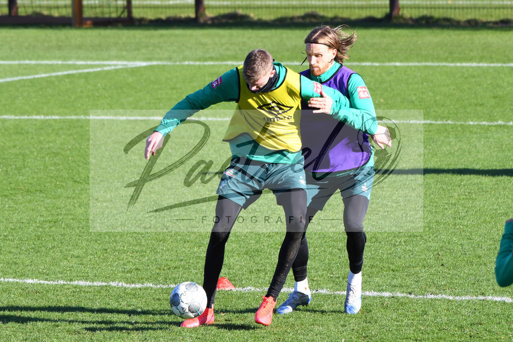20200205_TRASVW_0083 | Fußball, Herren: Nick Woltemade (SV Werder Bremen U19) und Michael Lang (SV Werder Bremen) im Zweikampf waehrend der Trainingseinheit des SV Werder Bremen im Wohninvest Weserstadion am 05.02.2020 in Bremen, Deutschland. - Realisiert mit Pictrs.com