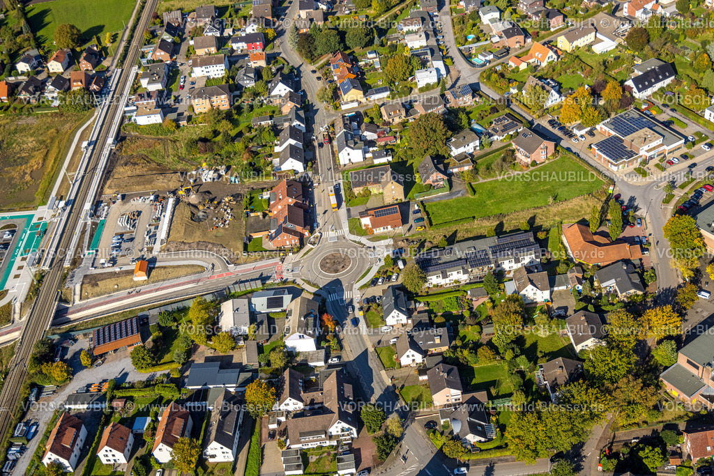 Hamm241007869 | Luftbild, geplante Nahverkehrsverbindung mit Haltepunkt in Westtünnen, Baustelle am Südfeldweg und Von-Thünen-Straße für den künftigen Bahnhaltepunkt, Bahnlinie mit Eisenbahnbrücke und Wohnsiedlung mit Kreisverkehr, Stadtbezirk Rhynern, Hamm, Ruhrgebiet, Nordrhein-Westfalen, Deutschland