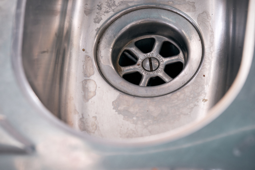 Verschmutzte Spüle in der Küche | Wien, Austria - January 04, 2024: Verschmutzte Spüle in der Küche mit Kalkablagerungen. - Realisiert mit Pictrs.com