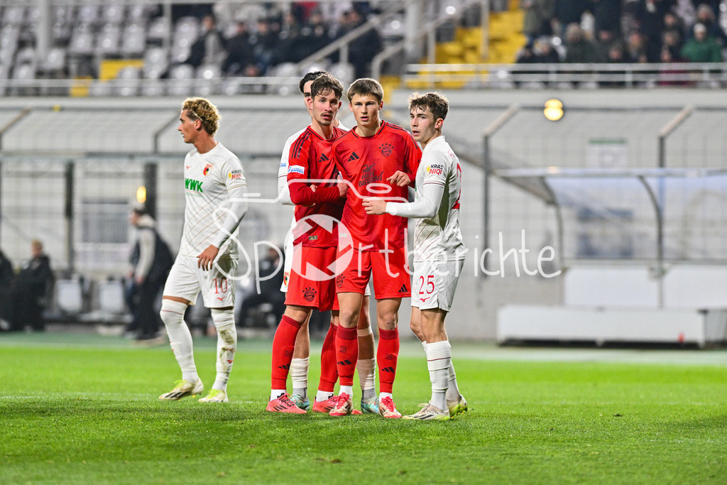 FC Bayern Amateure - FC Augsburg II | v. l. Gabriel MARUSIC (FC Bayern München II #5), Magnus DALPIAZ (FC Bayern München II #2) und Simon MUEHLBAUER (FC Augsburg II 25) / Zweikampf / Regionalliga Bayern: FC Bayern Muenchen II - FC Augsburg II, Gruenwalder Stadion am 14.03.2025