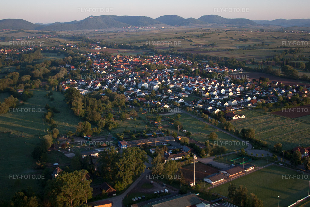 Luftbild: Ortsansicht der Straßen und Häuser der Wohngebiete im Ortsteil Mühlhofen in Billigheim-Ingenheim im Bundesland Rheinland-Pfalz in Deutschland. Foto: IMG_64544.jpg vom 04.05.2014 durch Werner Riehm/FLY-FOTO.de