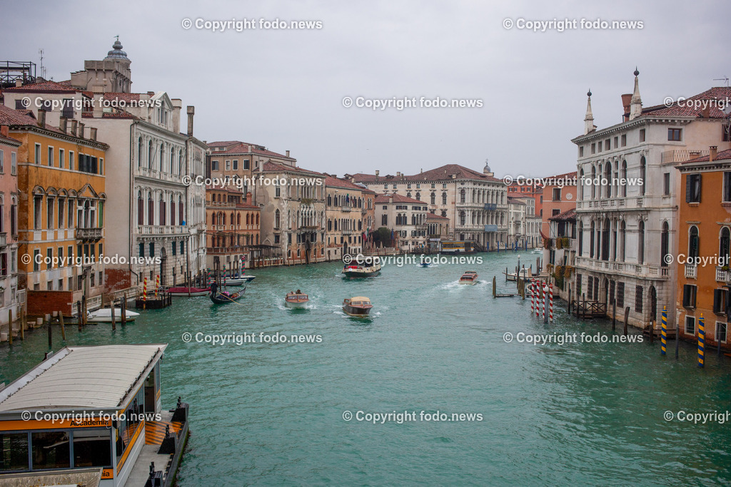 Venedig_ Stadtansichten_ Karneval_ 10.02.2024-10 | 10.02.2024, Italien, ITA, Venetien, Venedig, im Bild Venedig, Stadtansichten, Touristen, Reisefeature, Karneval, Reise, Venedig, Venezia, Venetien, Stadtansicht, Campanile, Canale Grande, Markusplatz, Markuskirche, Touristen, Gendel, Gondolere, Faehre, Motorboot, Wassertaxi, Vaporetto, Adria, Lagune, Pfahlbauten, Bruecke, Rialtobruecke, La Gondola, Dogenpalast, Italien, Creativ, Kreativ