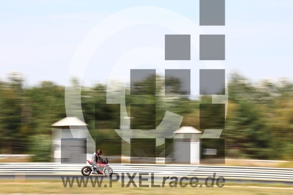 0810-20240905_05129 | Schöne Erinnerungen an spannende Momente - das festzuhalten ist unser Job. PIXELrace.de ist seit 2003 auf den Rennstrecken Europas unterwegs um die Action draußen beim Fahren und die wunderbare Stimmung imm Fahrerlager für euch einzufangen.