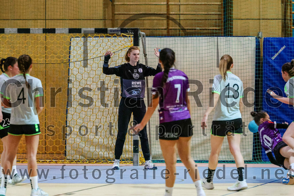 2023-11-11_033_SpVgg_Altenerding_gegen_TSV_Simbach_II | Erding, Deutschland, 11.11.2023:
Handball, Bezirksliga Frauen Altbayern 2023 / 2024, 5. Spieltag, SpVgg Altenerding II gegen TSV Simbach II, Endergebnis: 31:28

Torfrau Sonja Brandmeier (TSV Simbach, #32), Michelle Gruber (SpVgg Altenerding, #7), Hannah Gaffal (TSV Simbach, #13)

Foto: Christian Riedel / fotografie-riedel.net