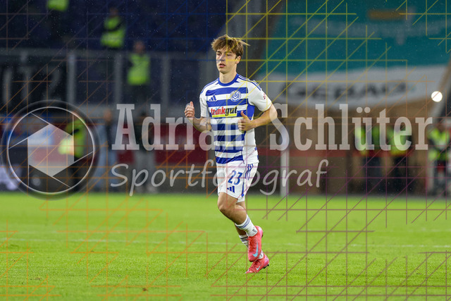 MSV Duisburg vs FC Hansa Rostock - 3. Liga | Duisburg, Deutschland, 03.10.25:   Jan-Simon Symalla (MSV Duisburg) schaut waehrend des Spiels der 3. Liga MSV Duisburg vs FC Hansa Rostock in der schauinsland-reisen-arena(Foto von Brauer-Fotoagentur / Adrian Schlueter)