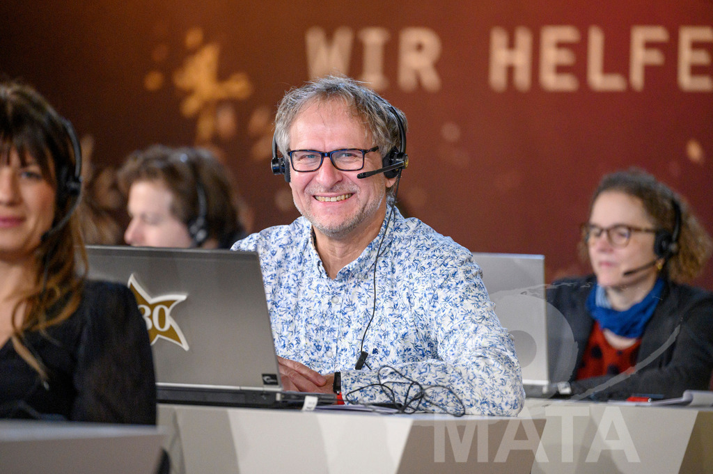 _DWI5959 | Telefonspende Empfänger bei '30 Jahre Sternstunden-Gala 2023' in der Frankenhalle. Nürnberg, 15.12.2023 - Realisiert mit Pictrs.com
