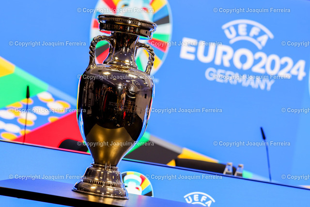 231016_dfb _0047 | Frankfurt am Main am 16.Oktober 2023 Deutsche Bank Park Medientermin der EURO 2024 GmbH  v.l., Henri-Delaunay-Pokal, im Hintergrund Logo UEFA EURO2024 Germany - Realisiert mit Pictrs.com