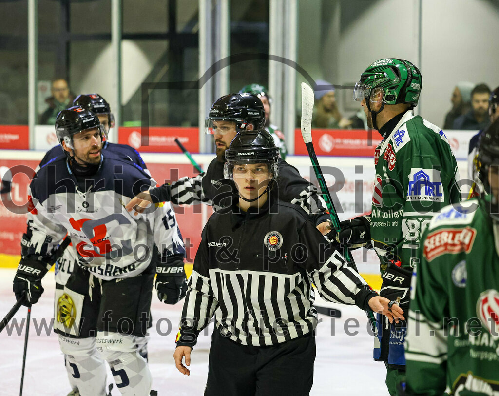 2024-01-26_099_TSV_Erding_gegen_HC_Landsberg | Erding, Deutschland, 26.01.2024:
Eishockey, Bayernliga Vorrunde 2023 / 2024, 28. Spieltag, TSV Erding gegen HC Landsberg, Endergebnis: 6:2

Markus Jänichen (HC Landsberg, #15), Michael Trox (Erding Gladiators, #86)

Foto: Christian Riedel / fotografie-riedel.net