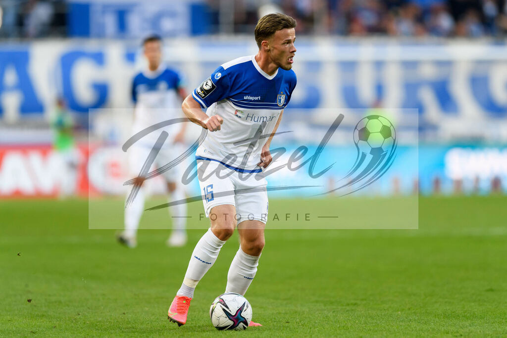 FCMFCK20210904_185 | Fussball, Herren: Henry Rorig (1. FC Magdeburg) in Aktion, am Ball, Einzelaktion beim Spiel der 3. Liga zwischen 1. FC Magdeburg und 1. FC Kaiserslautern in der MDCC-Arena am 04.09.2021 in Magdeburg, Deutschland.DFB / DFL REGULATIONS PROHIBIT ANY USE OF PHOTOGRAPHS AS IMAGE SEQUENCES AND/OR QUASI-VIDEO. - Realisiert mit Pictrs.com