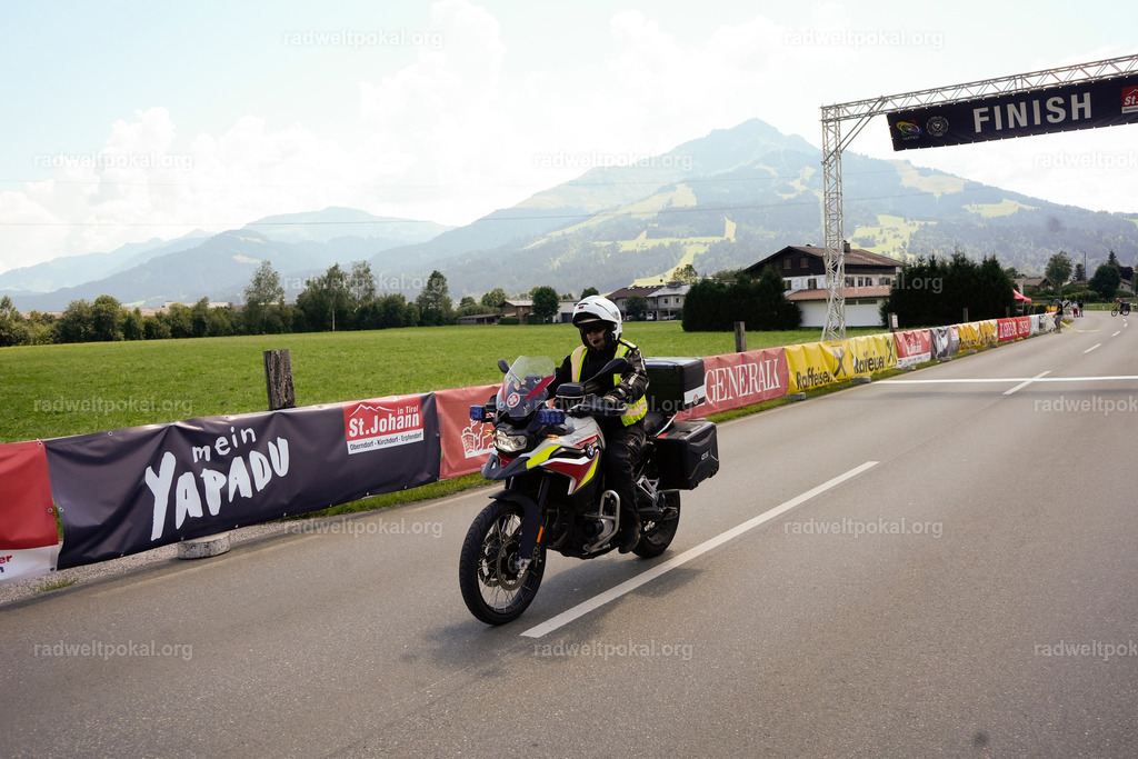 518_20230817_Bewerb_Maenner_Muehlanger | AUT - OESTERREICH, 2023-08-16: SPORT RENNRAD-FAHREN - 55. INTERNATIONALER RADWELTPOKAL IN ST. JOHANN IN TIROL  - Vintage-Radrennen mit WM-Bronze-Medaillen-Siegerin Christina Schweinberger, den Teilnehmer und Alexander Baumann (vom Orginastions-Team) - TAG 2 BEWERB MAENNER IN SECHS GRUPPEN  ; Foto: Roland Muehlanger