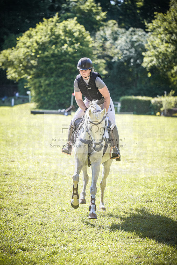 DOS_1521 | Entdecke hochwertige Reitturnierfotos von Foto Oger. Professionell, emotional und authentisch – jetzt Lieblingsmomente im Shop bestellen.Deutschlandweite Turnierfotografie. - Realisiert mit Pictrs.com