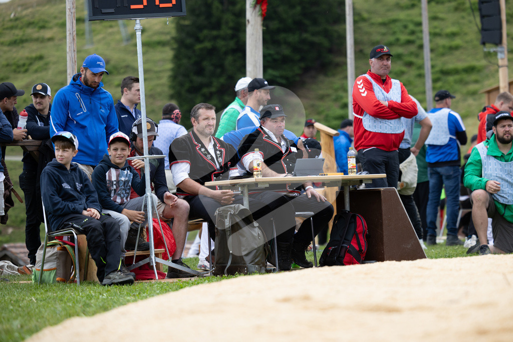 Rigi2025_0755 | Die Schwinger des Schwyzer Kantonalen Schwingerverbandes: Fotos, die Dynamik und Leidenschaft festhalten, sowie emotionale Momente aus dem traditionellen Schwingsport zeigen. - Realisiert mit Pictrs.com