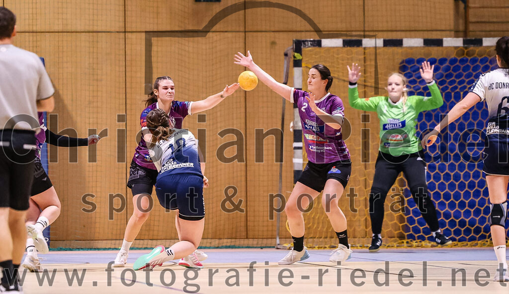 2024-11-24_129_SpVgg_Altenerding_gegen_HC_Donau-Paar_II | Erding, Deutschland, 24.11.2024:Handball, Bezirksoberliga Frauen Altbayern 2024 / 2024, 6. Spieltag, SpVgg Altenerding gegen HC Donau/Paar II, Endergebnis: 24:24Verena Kaiser (SpVgg Altenerding, #55), Stephanie Lerailler (HC Donau/Paar, #10), Janina Konrad (SpVgg Altenerding, #2), Torfrau Hanna Obermair (SpVgg Altenerding, #1)Foto: Christian Riedel / fotografie-riedel.net